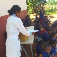 enseignante école Ambatolahihazo avec écoliers